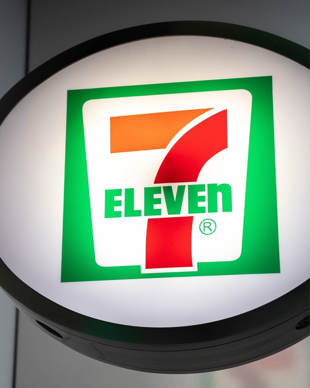 Papan tanda moden cawangan 7-Eleven