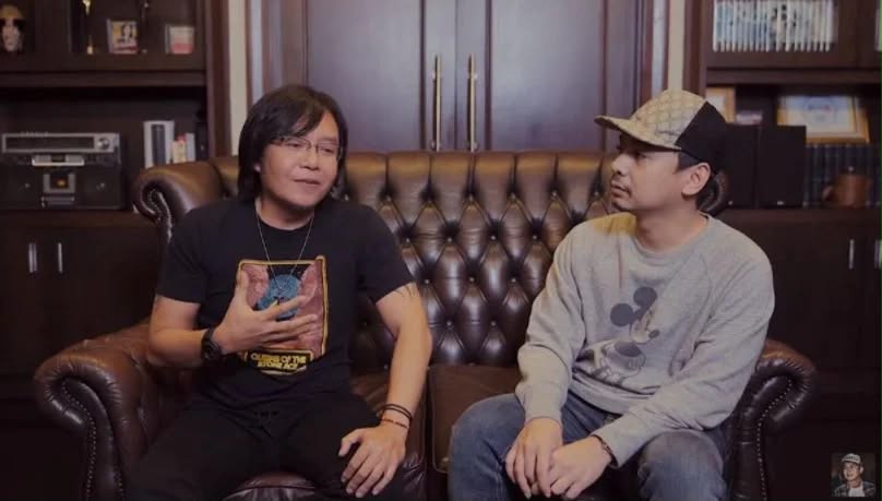 Ari Lasso beraksi penuh bertenaga di hadapan ribuan penonton konsert