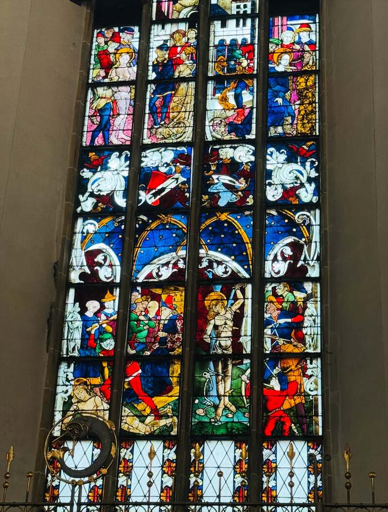Tingkap kaca berwarna-warni yang membiaskan cahaya di Frauenkirche