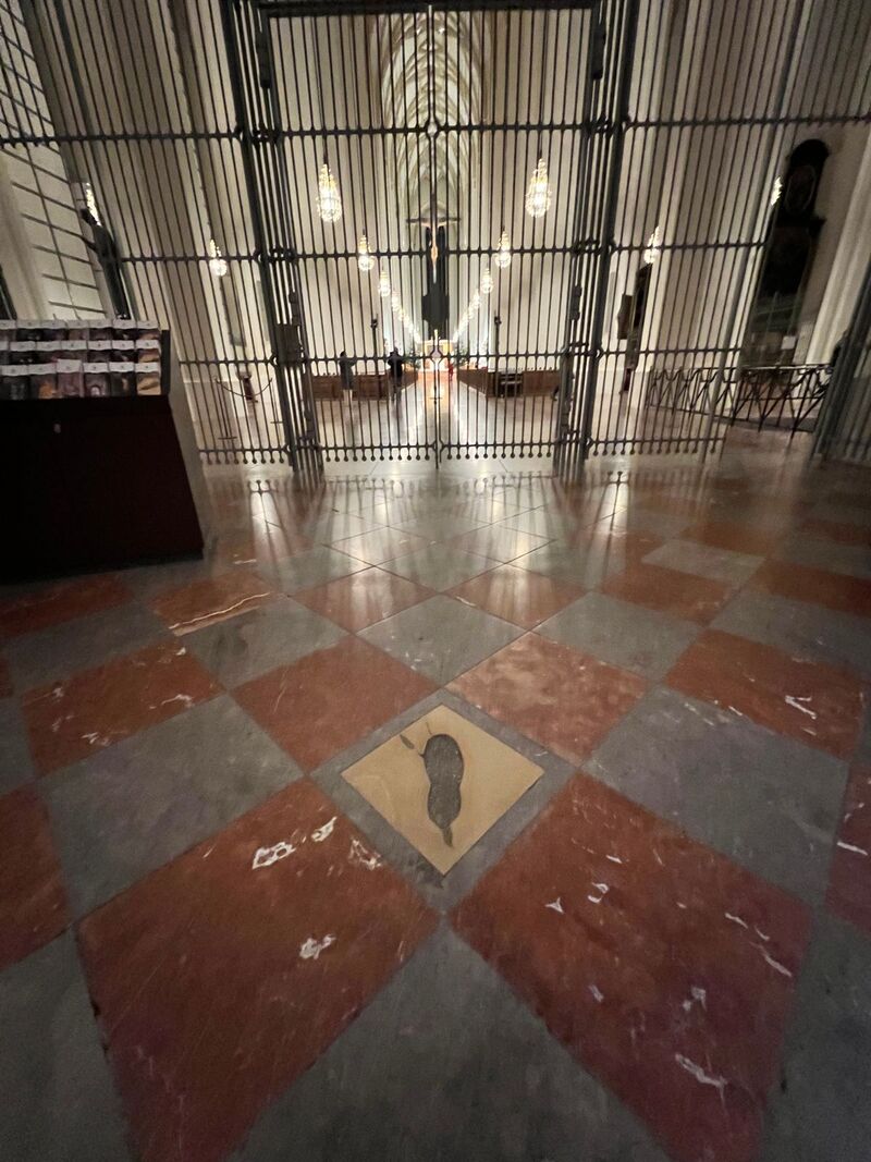 Kesan tapak kaki hitam di atas jubin lantai Frauenkirche dikenali sebagai Devil's Footprint