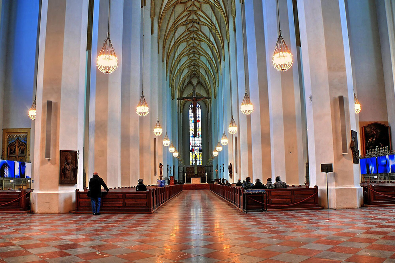 Pemandangan dari pintu masuk Frauenkirche di mana tiang-tiang menutup tingkap sisi