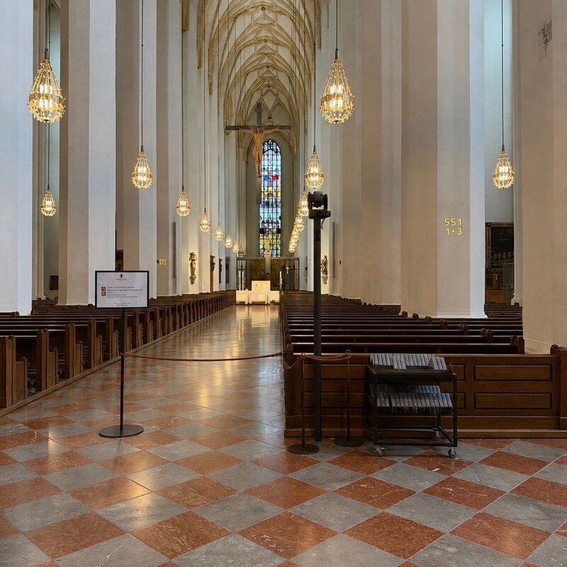 Keindahan seni bina dalaman Frauenkirche Munich