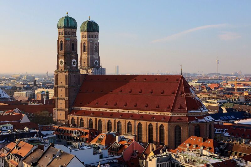 Mercu tanda katedral Frauenkirche di Munich dengan dua menara kubah ikonik