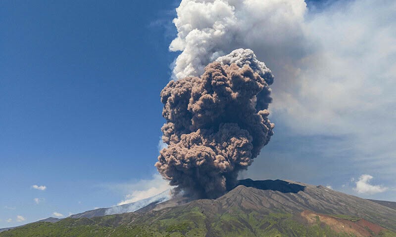 Letusan lava dan kilat Sakurajima