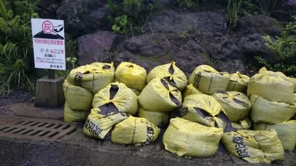 Kilat menyambar dalam kepulan abu malam Sakurajima