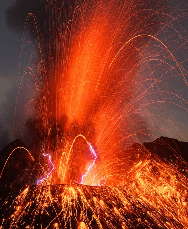 Pemandangan letusan petir Sakurajima