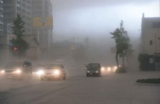 Kenderaan memandu dalam kabus abu tebal di bandar Kagoshima