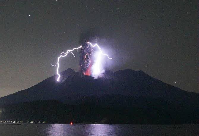 Kilat ungu menyambar dari dasar kawah
