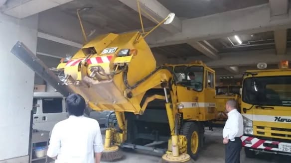 Trak pembersih jalan khas membersihkan debu abu gunung berapi di Kagoshima