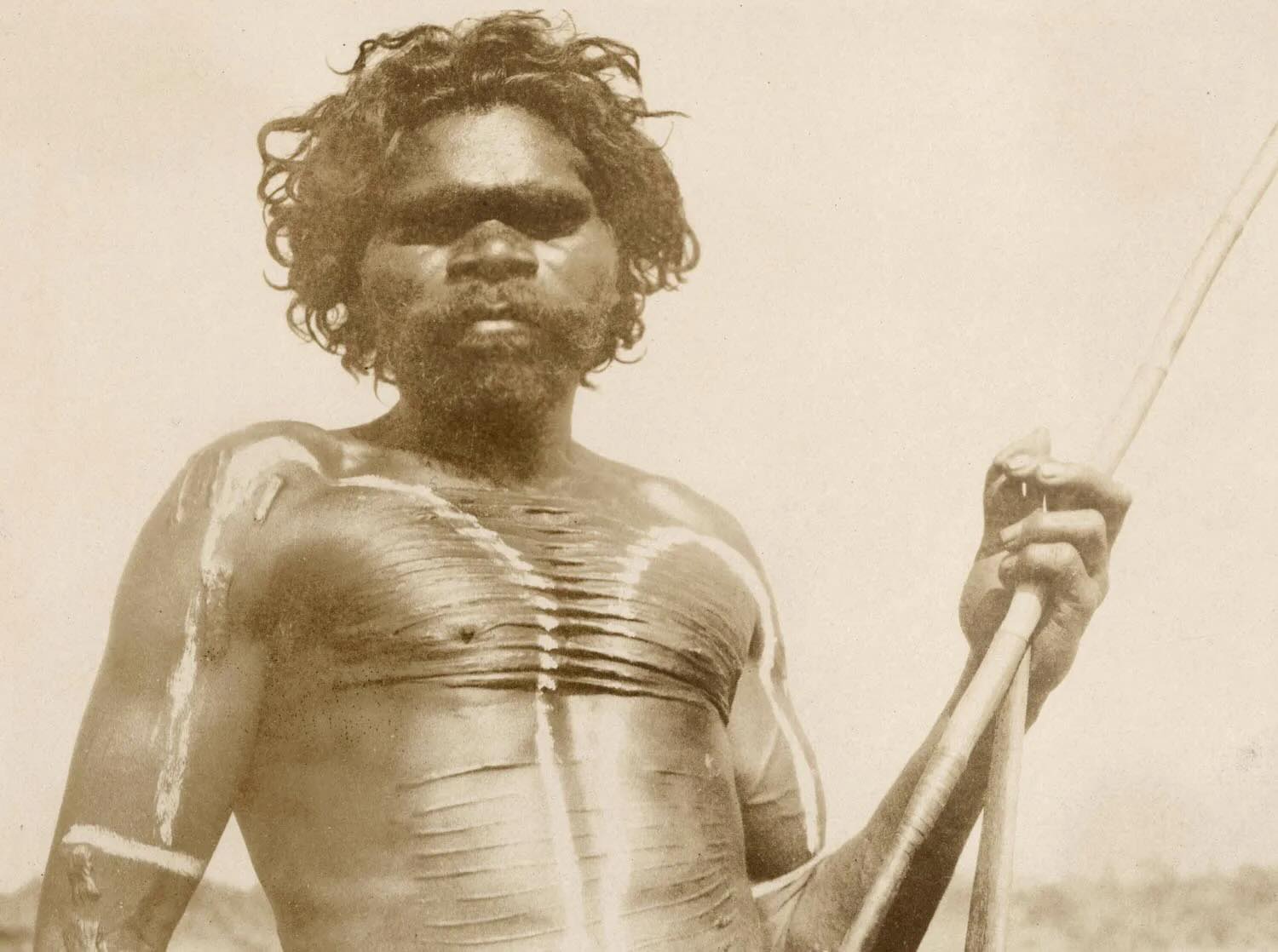 Pahlawan Orang Asli Aborigine Australia dengan riasan tradisi dan tombak perburuan