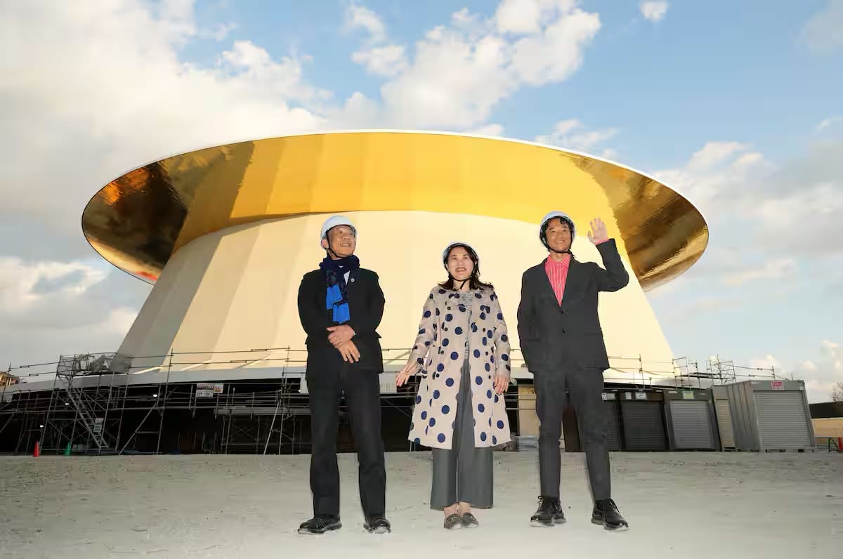 Pemandangan landskap tapak pavilion Ekspo Osaka waktu senja
