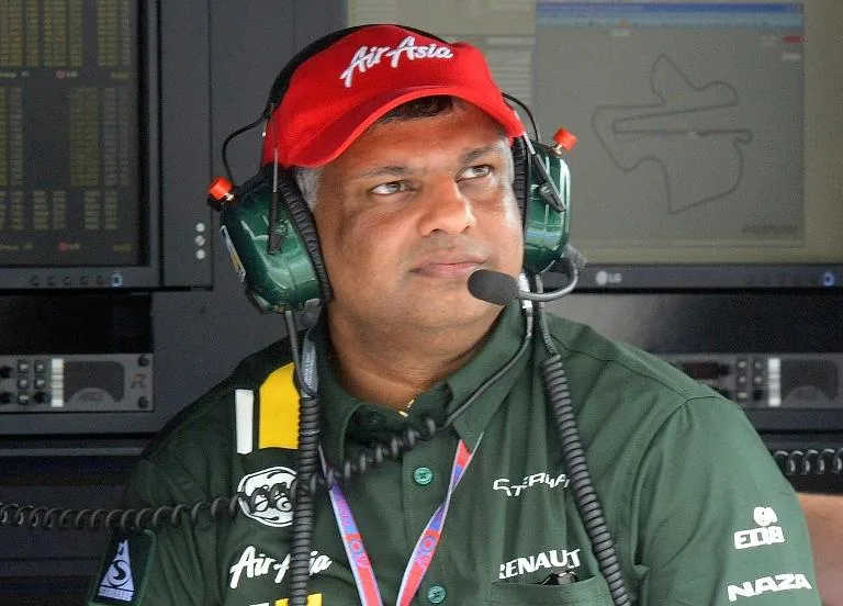 Tony Fernandes di dinding pit F1 memantau perlumbaan