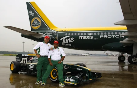 Tony Fernandes bersama Kamarudin Meranun di hadapan pesawat AirAsia dan jentera Team Lotus
