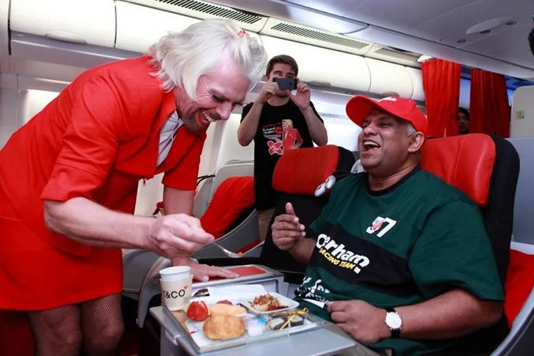 Sir Richard Branson menyamar sebagai pramugari AirAsia melayan Tony Fernandes