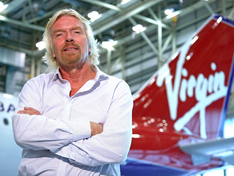 Sir Richard Branson di hadapan ekor pesawat Virgin