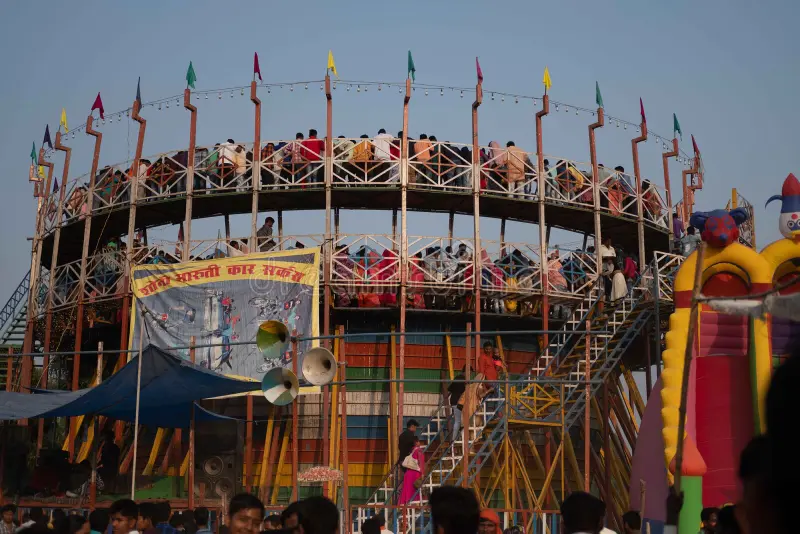 Struktur silinder kayu gergasi Maut ka Kua dilihat dari luar di tapak karnival mela