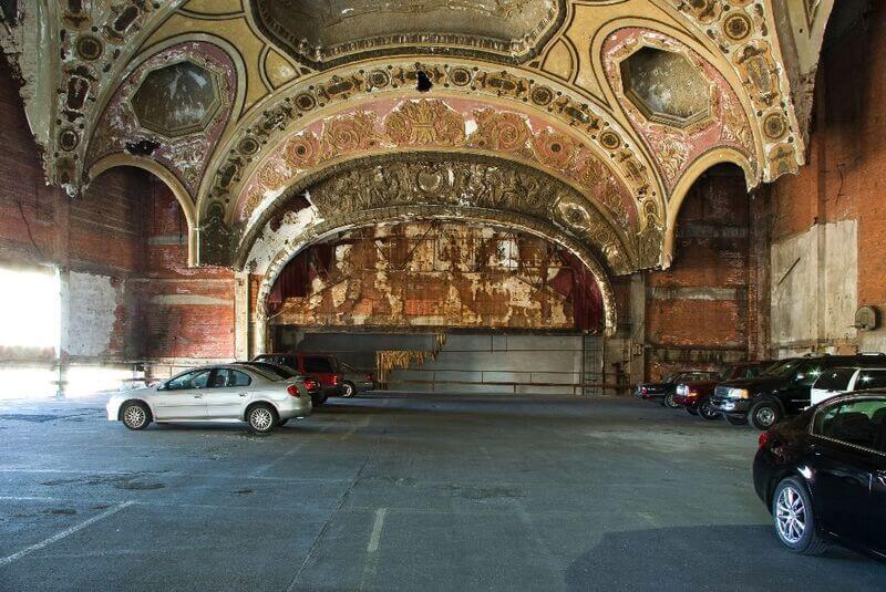 Struktur tingkat konkrit di dalam dewan Michigan Theatre