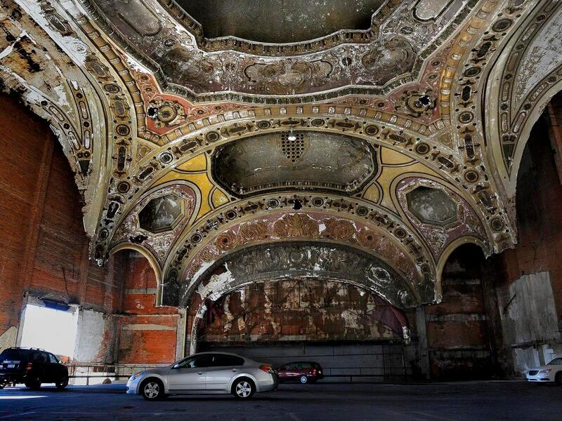 Pemandangan tempat letak kereta di dalam dewan teater Michigan Theatre