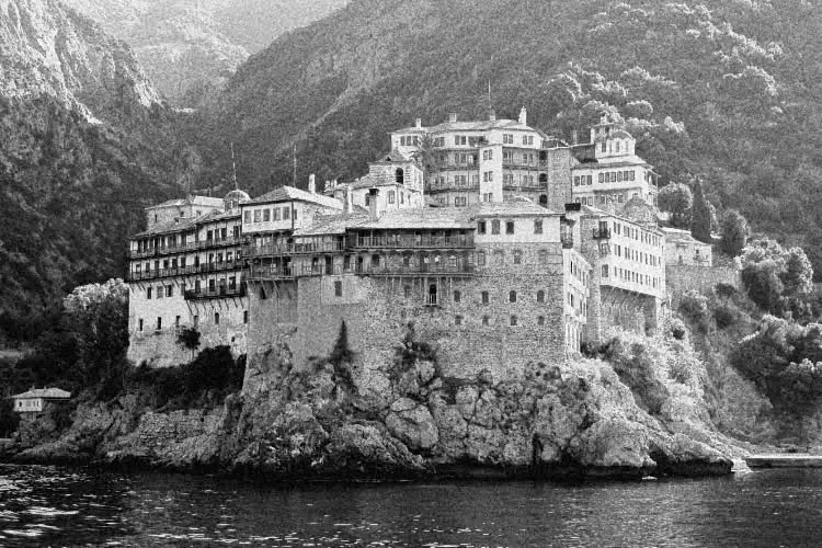 Pemandangan seni bina batu biara purba di tebing laut Mount Athos