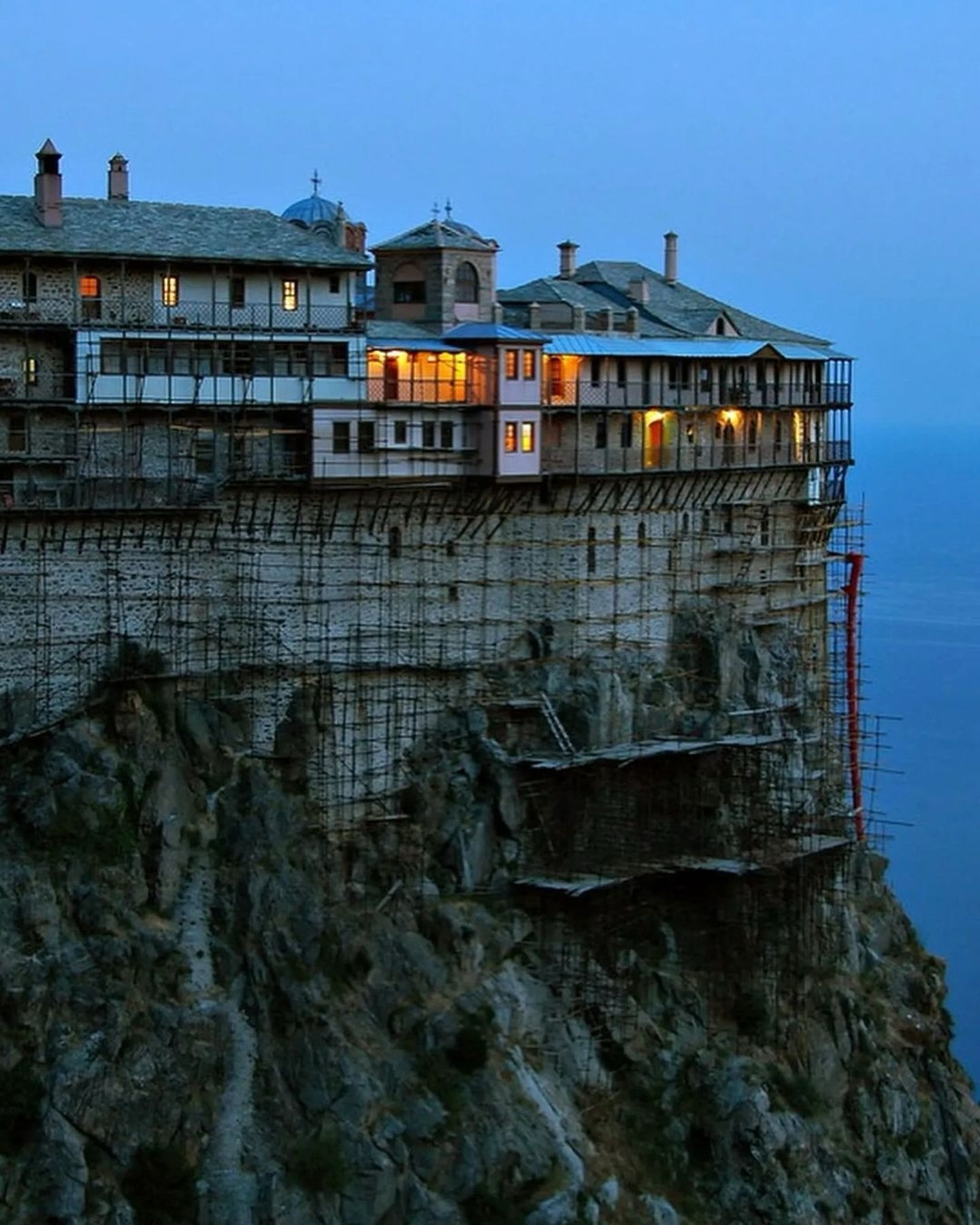 Pemandangan biara purba Simonopetra di tebing curam Mount Athos menghadap laut Aegean