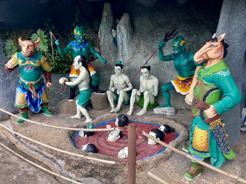 Perincian ukiran naga di bumbung kuil tradisional Cina