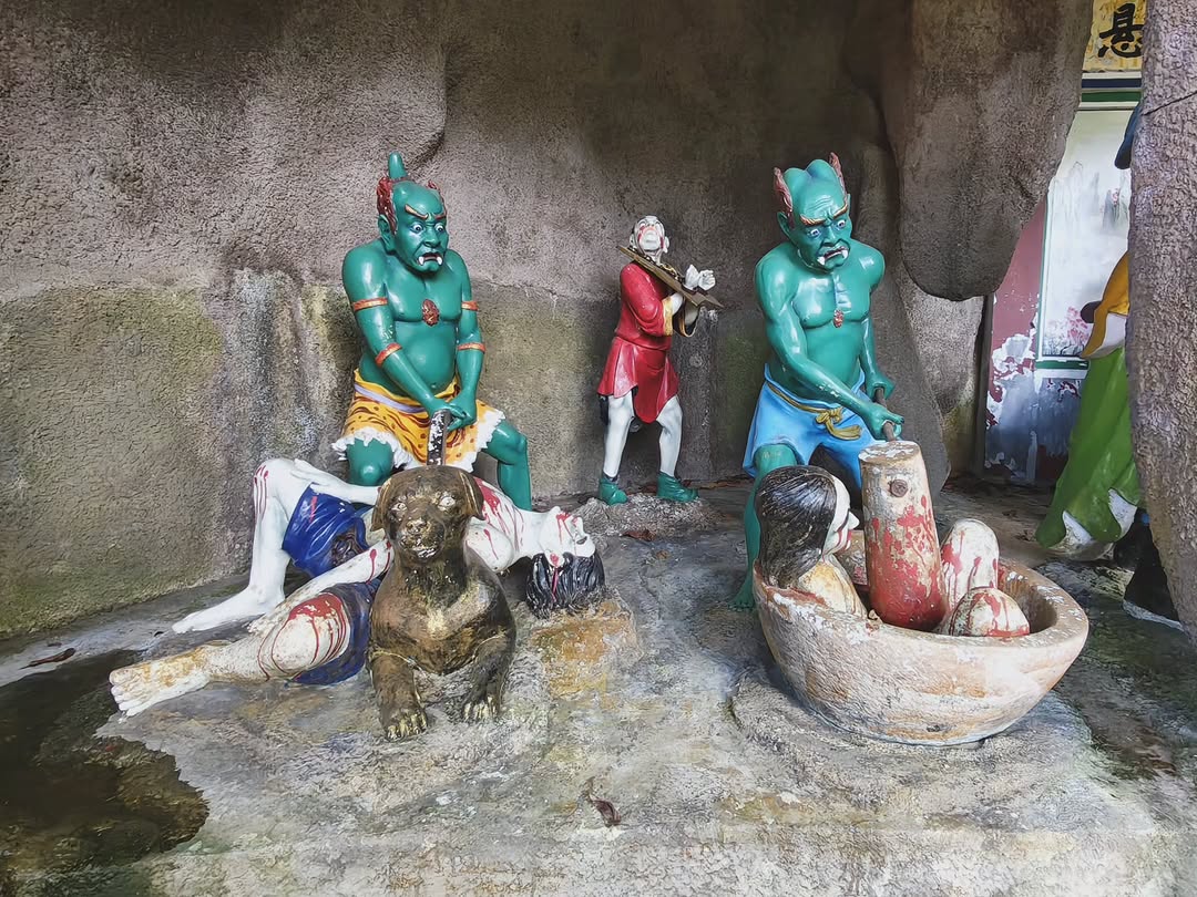 Patung Buddha gergasi tersenyum di puncak Genting