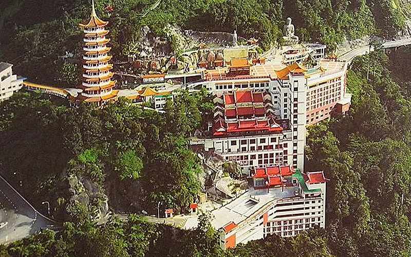 Pemandangan udara Kuil Gua Chin Swee di lereng bukit berkabus Genting Highlands