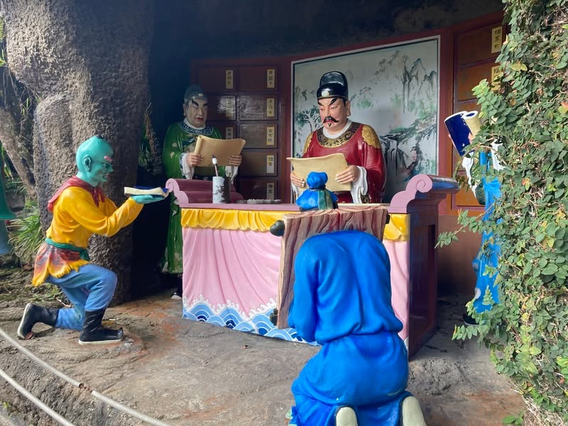 Pintu masuk gua sembahyang utama Reverend Chin Swee