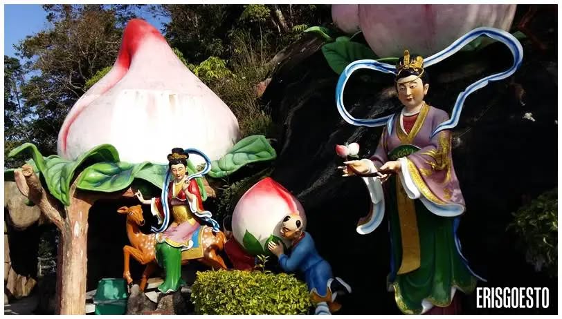 Patung Ratu Syurga Barat Wangmu Niangniang bersama buah pic keabadian