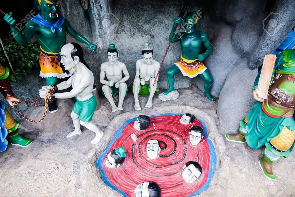 Patung Guan Yin berdiri anggun di hadapan latar hutan hijau