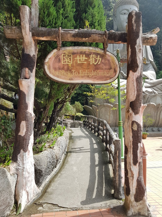 Gerbang kayu bertulis Journey to Enlightenment di Kuil Chin Swee