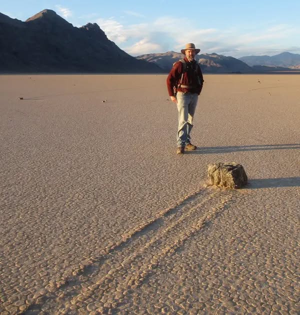 Penyelidik memerhatikan batu dengan dua laluan rekahan di Death Valley