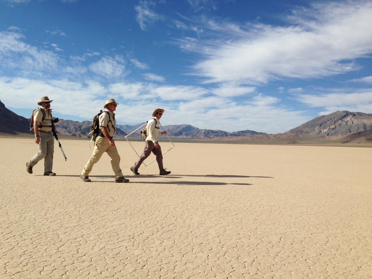 Pasukan penyelidik Richard Norris merentasi Racetrack Playa membawa peralatan kajian