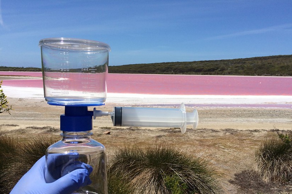 Peralatan penapisan dan persampelan air di pesisir Lake Hillier