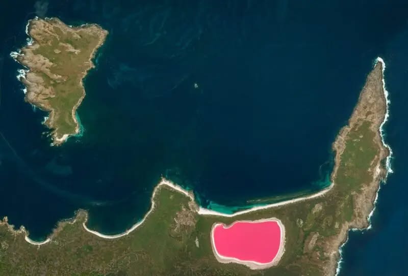 Pemandangan satelit Middle Island memperlihatkan tompokan merah jambu Lake Hillier berhampiran laut biru