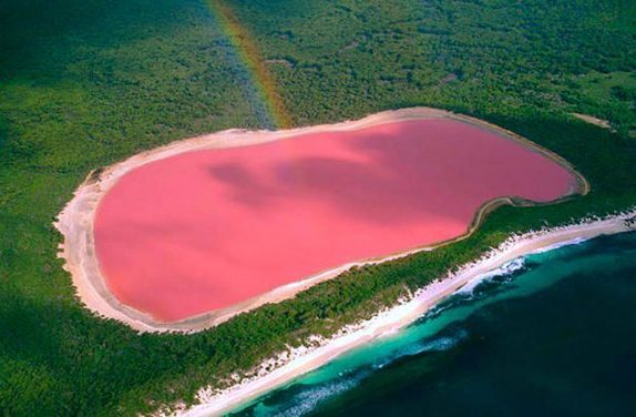 Pelangi melintasi permukaan Lake Hillier dari udara