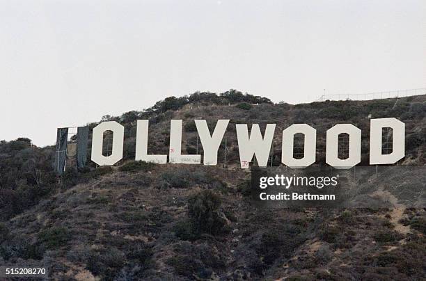 Papan tanda Hollywood diubah menjadi OLLYWOOD pada tahun 1987