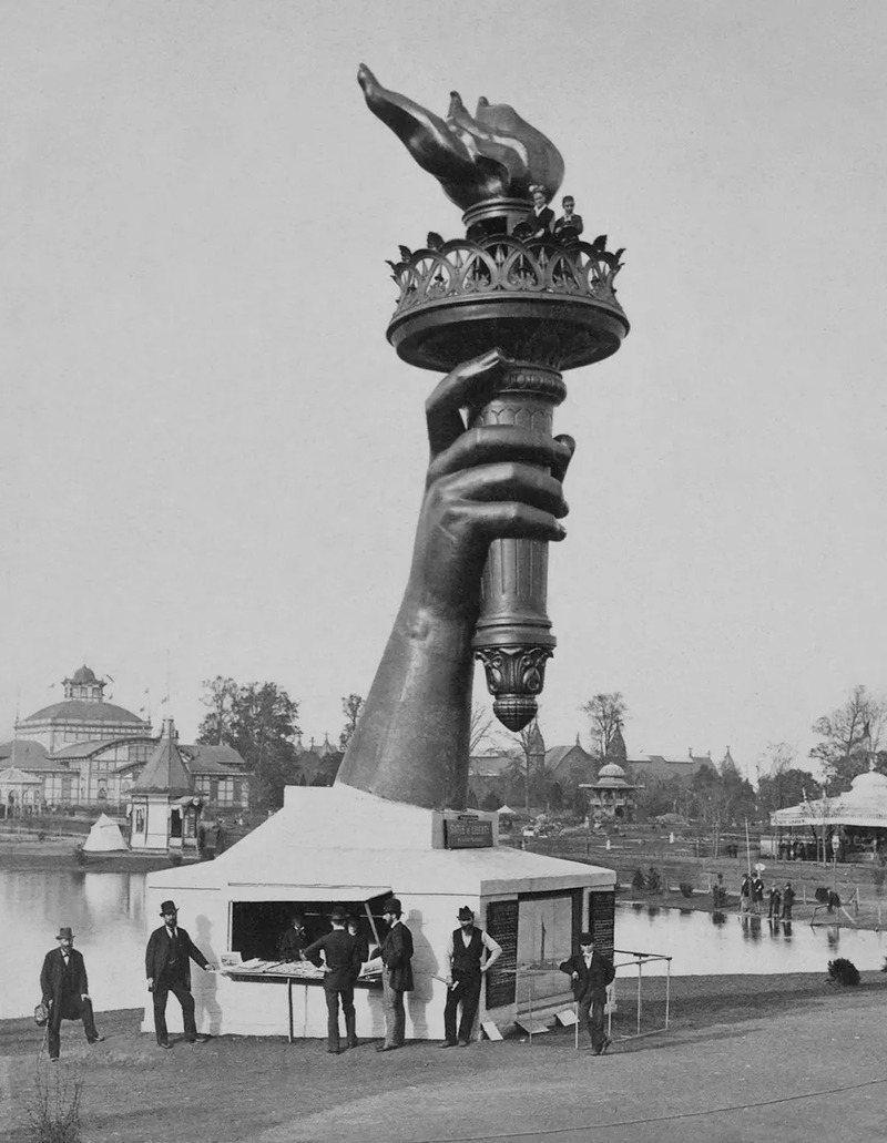 Bahagian obor dan tangan Patung Liberty dipamerkan di Pameran Centennial Philadelphia 1876