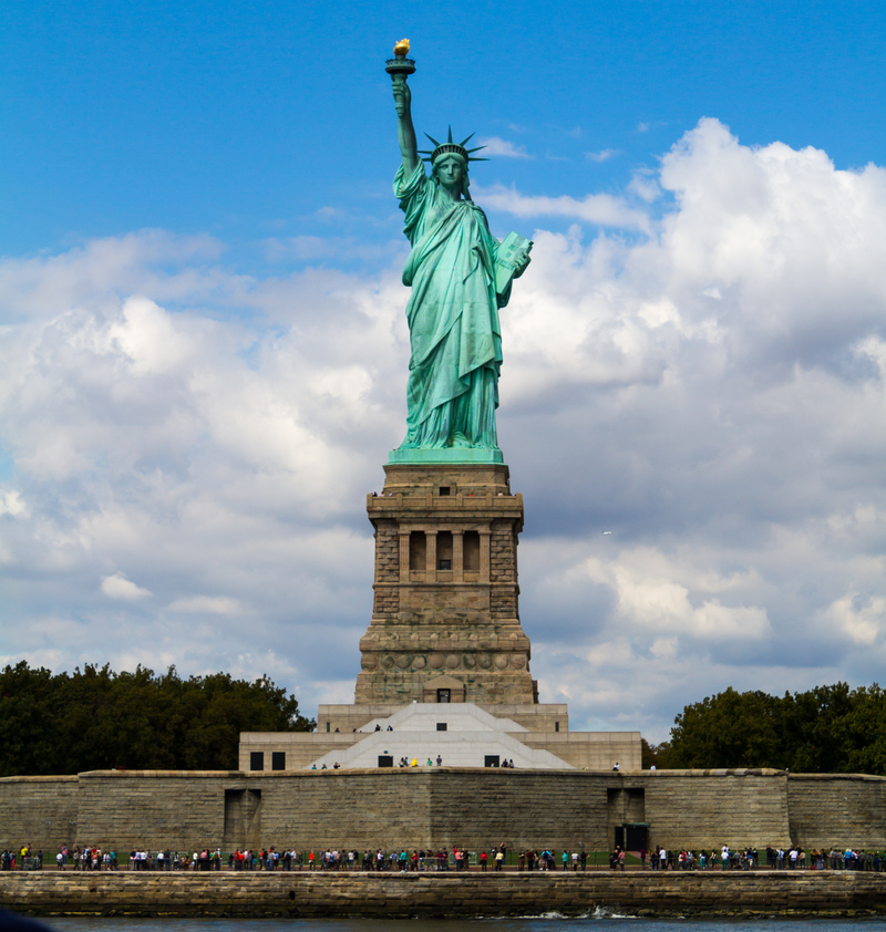 Patung Liberty berdiri megah di Pelabuhan New York