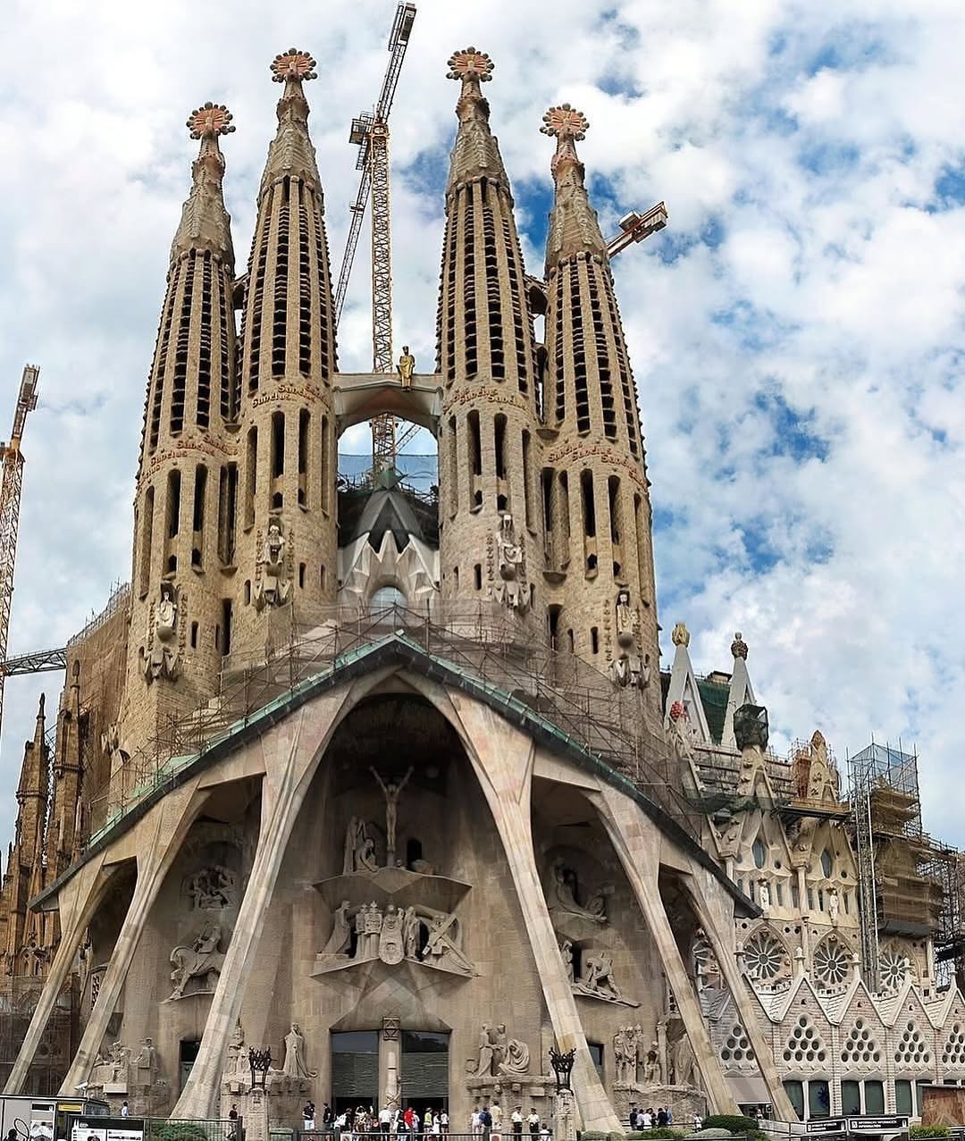 Fasad dan menara megah Basílica de la Sagrada Família di Barcelona