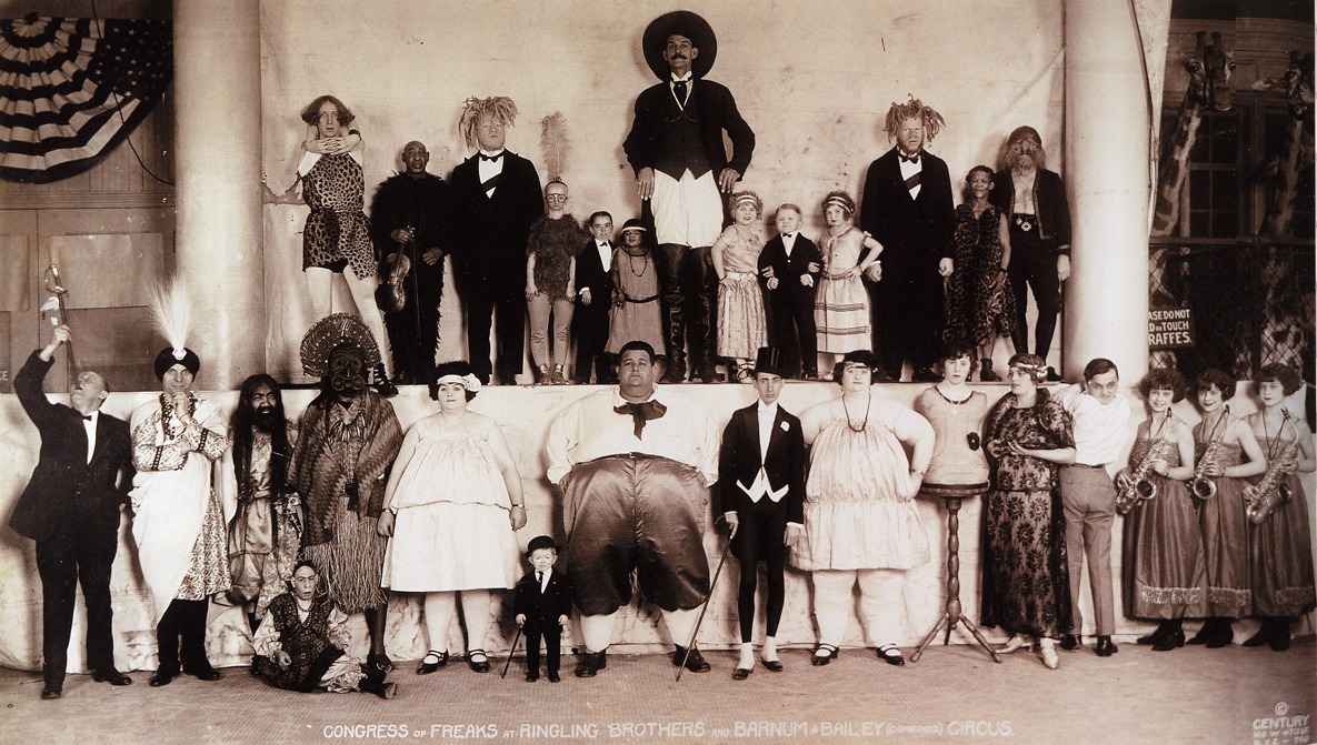 Pentas pameran sarkas Freak Show abad ke-19