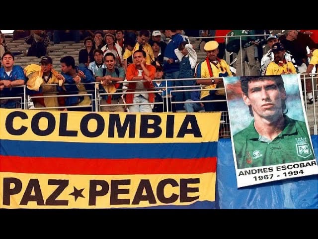 Andrés Escobar mengawal pertahanan dalam jersi Colombia
