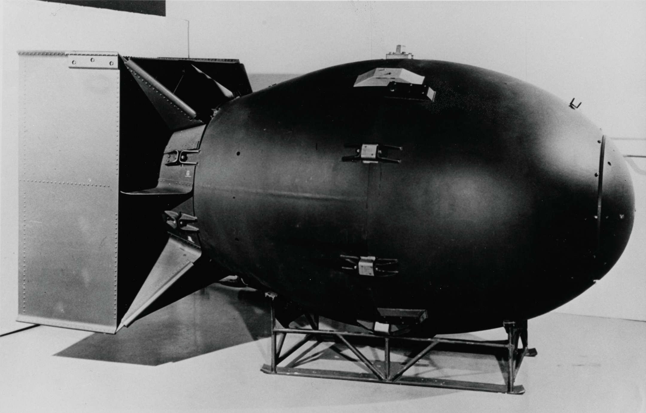 Cangkerang bom atom plutonium Fat Man yang digugurkan di Nagasaki
