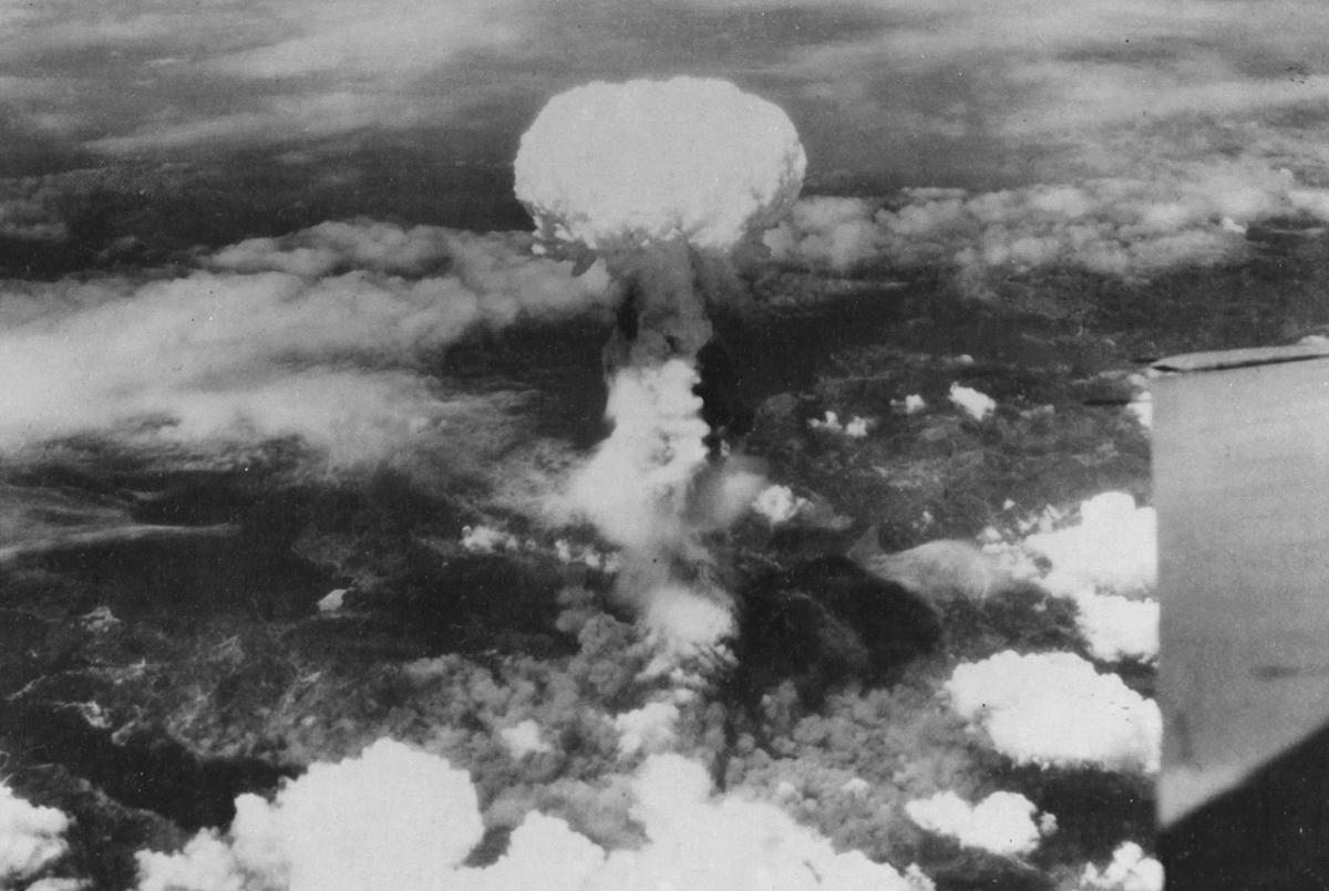 Awan cendawan nuklear menjulang tinggi di atas ruang udara Hiroshima pada 6 Ogos 1945