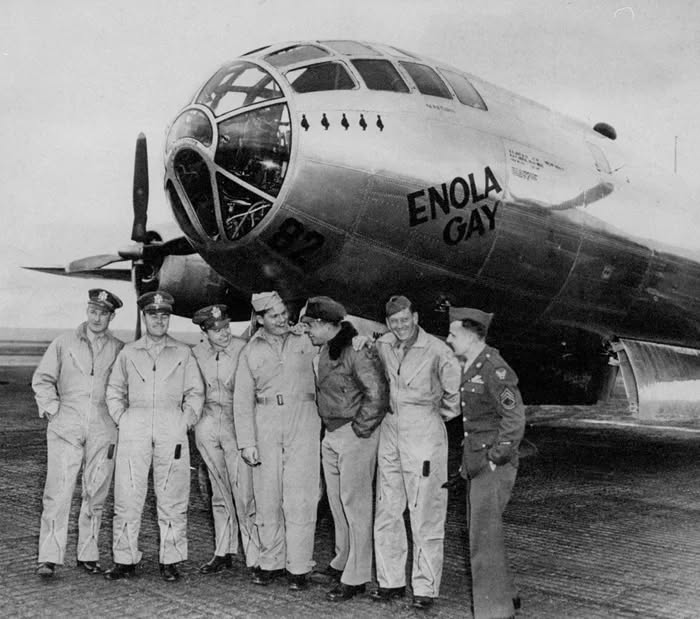 Krew pesawat pengebom B-29 Enola Gay