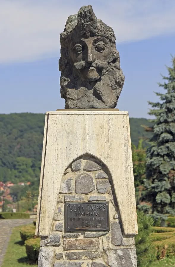 Tugu monumen peringatan Vlad Țepeș di Romania
