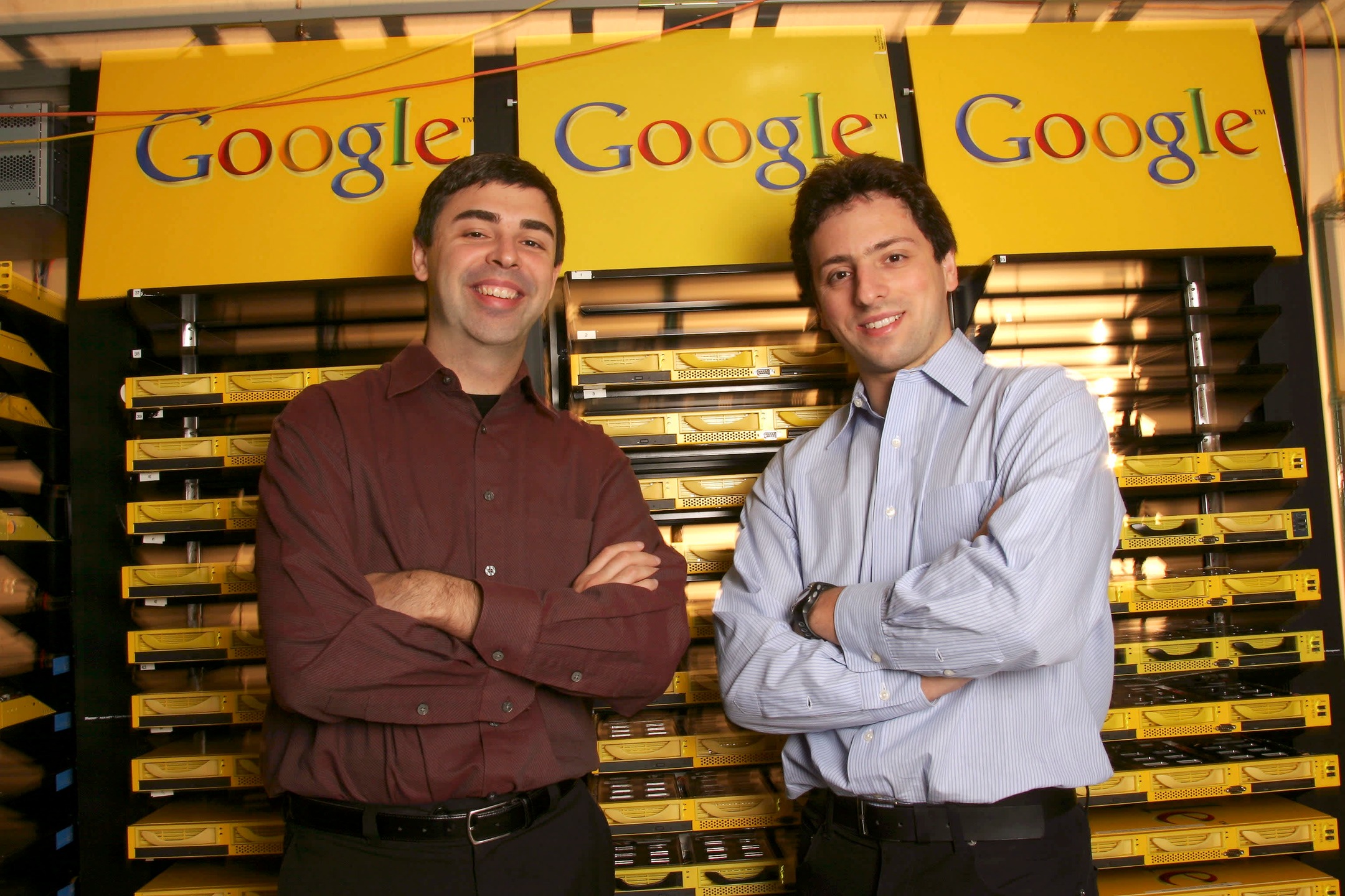 Pengasas Google Larry Page dan Sergey Brin di hadapan rak pelayan awal Google