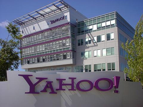 Laman carian Yahoo bertulis Powered by Google